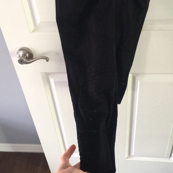 Fabletics set. Black leggings and bra, low impact, both items sized large. - Picture 3 of 6